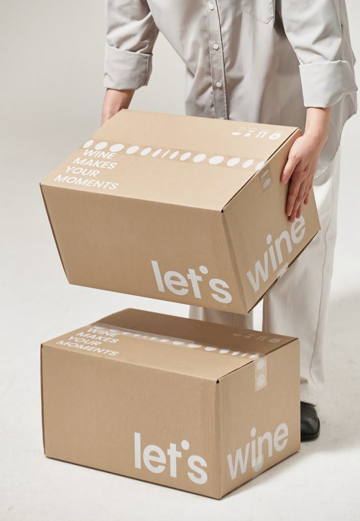 印著滿版品牌標語、可手提的牛皮飛機盒