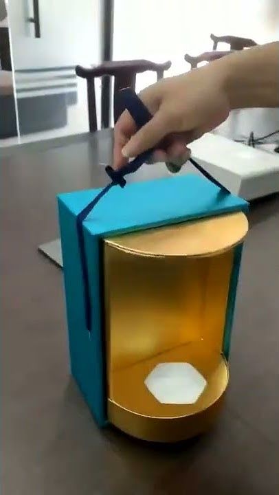 磁吸折疊盒折起成形後掀蓋,蓋口金色磁吸封口,質感精緻
