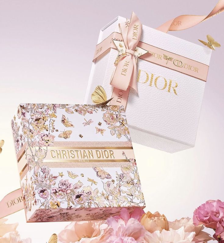 Dior 把高訂工坊的蝴蝶結，一路系到香水禮盒上。
