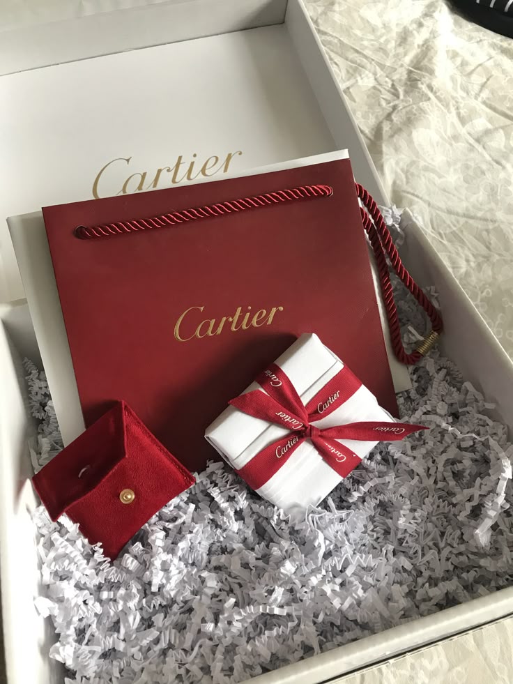 被英王稱為「珠寶商之王」的 Cartier，用沉穩正紅把珠寶鄭重收起。
