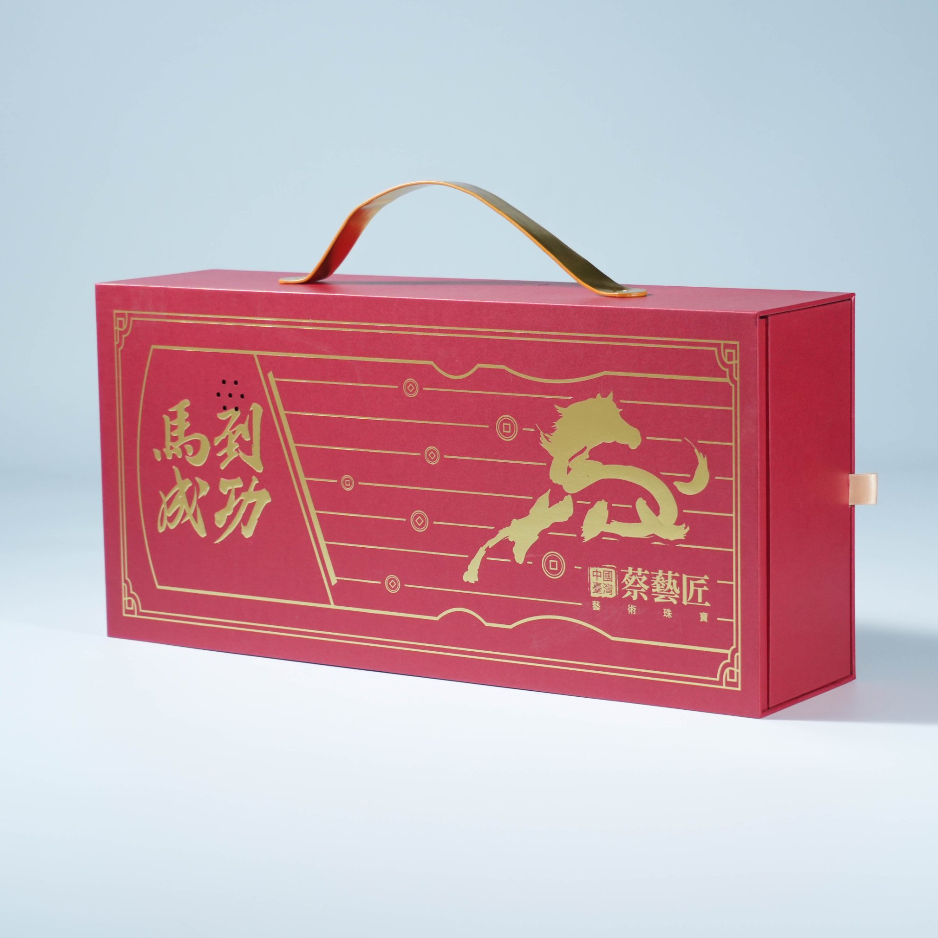 紅色手提禮盒 — 紅色盒體搭配金色手柄